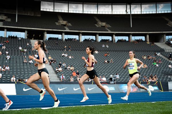 Hanna Klein (LAV Stadtwerke Tuebingen), Sara Benfares (LC Rehlingen), Svenja Pingpank (Hannover Athletics e.V.) ueber 5000m waehrend der deutschen Leichtathletik-Meisterschaften im Olympiastadion am 26.06.2022 in Berlin